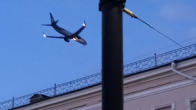 Boeing 737-9GPER Икар Сочи-Омск садится утром над центром города Омска. смотреть онлайн