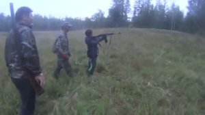 Парень стреляет из ружья