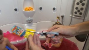 Красная желейная ванная растим снег в ванной ищем сюрпризы Снежколепом Squishy G