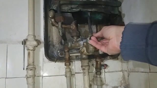 АВАРИЯ В КВАРТИРЕ. СЛОМАЛАСЬ КОЛОНКА РЕМОНТ ГАЗОВОГО ВОДОНАГРЕВАТЕЛЯ смотреть онлайн