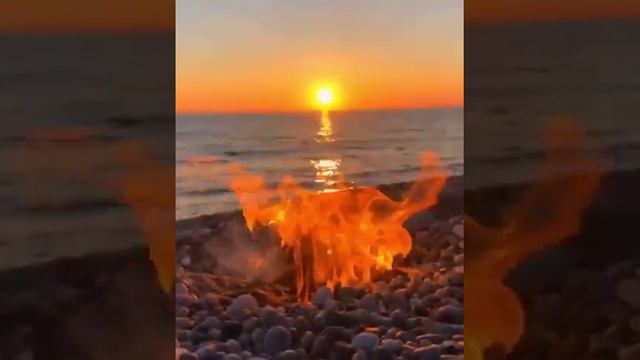 Костёр, море и закат, ими можно любоваться бесконечно🔥🌊🌅