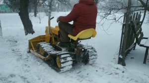 Самодельный гусеничный минитрактор чистит снег. Зима 2021. handmade mini dozers.