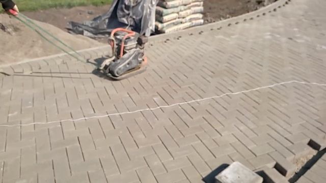 тротуар из серой брусчатки