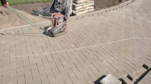 тротуар из серой брусчатки