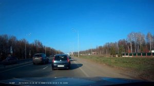 Торопливые ездуны по обочине.