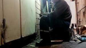 Замена петель металлической двери.