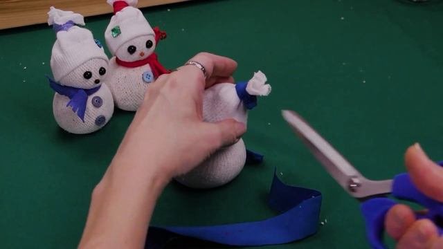 Идея НОВОГОДНЕГО СУВЕНИРА своими руками/СНЕГОВИК из носка