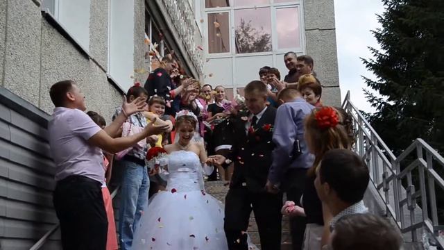 Молодожены выходят из ЗАГСа