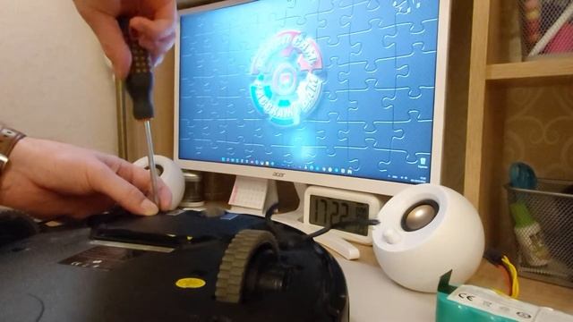 Как поменять аккумуляторную батарею, щётки и НЕРА фильтр в роботе-пылесосе. Робот пылесос Liectroux смотреть онлайн