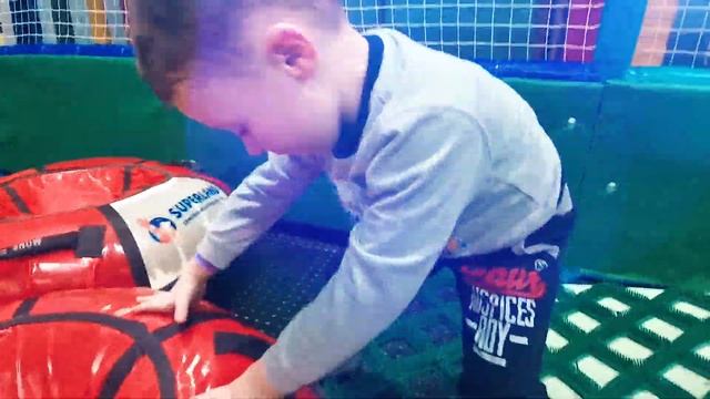 Вова на детской игровой площадке в парке развлечений. Батуты, горки, бассейн с шариками, аэрохоккей смотреть онлайн