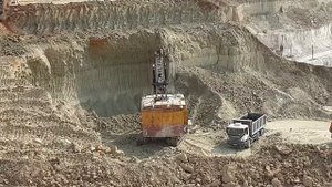 Работа карьерного тросового экскаватора