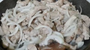 ОЧЕНЬ ПРОСТО и быстро. Мясо с солеными огурцами в сметане.