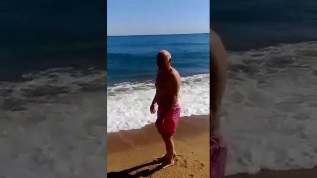 Сибирские пенсионеры из Омска в Испании, купаются в марте :) смотреть онлайн