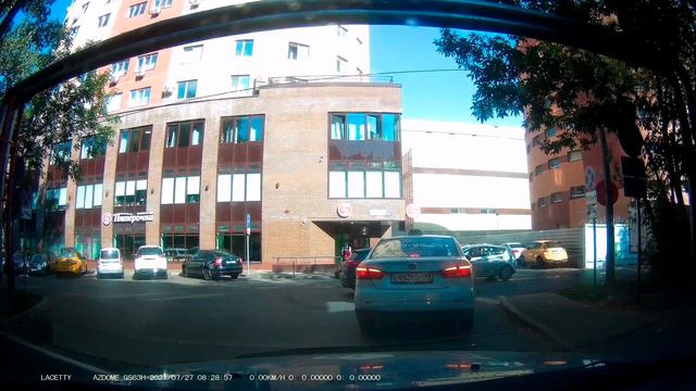 И снова парковщик на перекрёстке. Мёдом чтоль намазано? смотреть онлайн