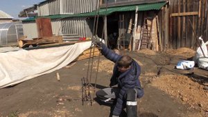 Заливаем арматуру бетоном  Столбчато ленточный фундамент Семья Булатовых