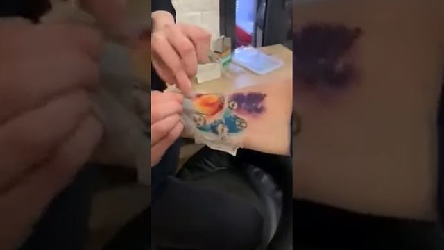 Снимаем пленку с татуировки