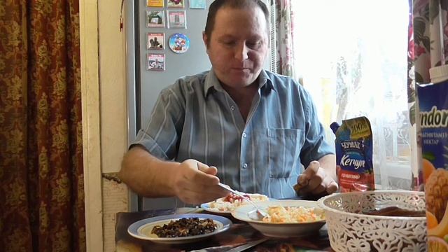 Mukbang. Жру плов с мясом. Грибы и салат. смотреть онлайн