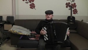 А Я МИЛОГО УЗНАЮ ПО ПОХОДКЕ с текстом