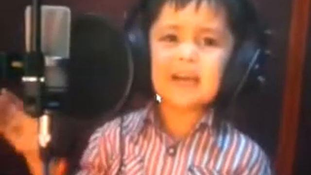 мальчишка поет -- просто душу рвет.. the boy sings-simply the soul of tears смотреть онлайн