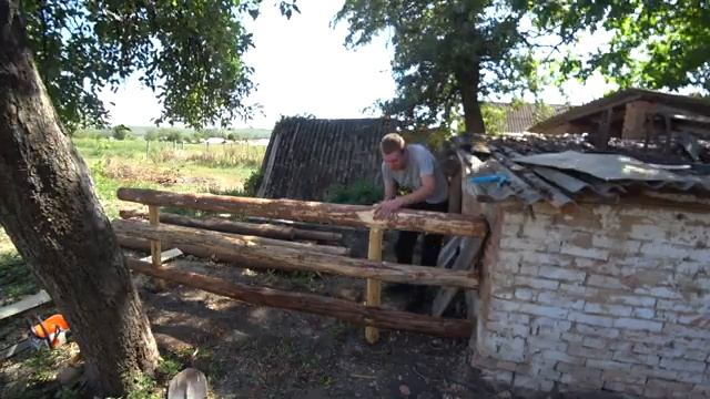 строю забор. отдыхаю дома. готовлю в казане на костре . КАК Я ЖИВУ?!