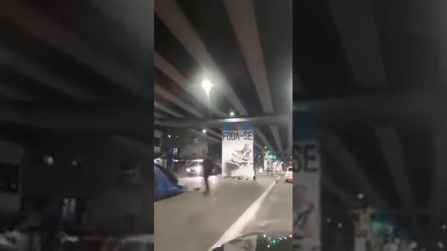 Olhem que incrível esta intervenção visual sob um viaduto de São Paulo .