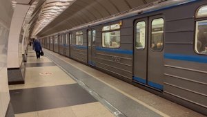 Тёмно-серый 81-717/714.6 отправляется от станции «Сретенский Бульвар»