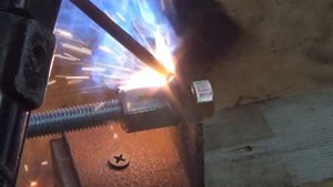 ТИСКИ СВОИМИ РУКАМИ / тиски из уголка / DIY ROTARY VISE / тиски для склейки