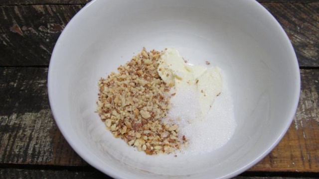 Сладкая пицца с яблоком