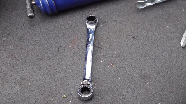 Ремонт петель двери и проводки между двери и кузовом. Проверь на своей Volvo P3 смотреть онлайн