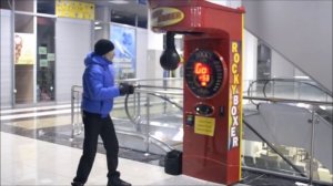 Удары по груше в автомате