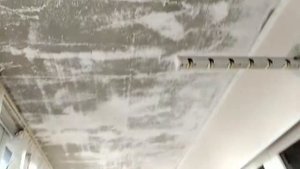 Удаление водоэмульсионной краски с потолка 1