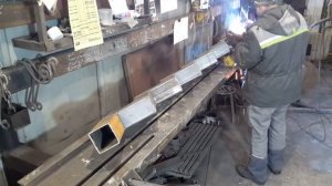 Лестница на ломаных косоурах 100х100х4  самостоятельно, плюс монтаж.