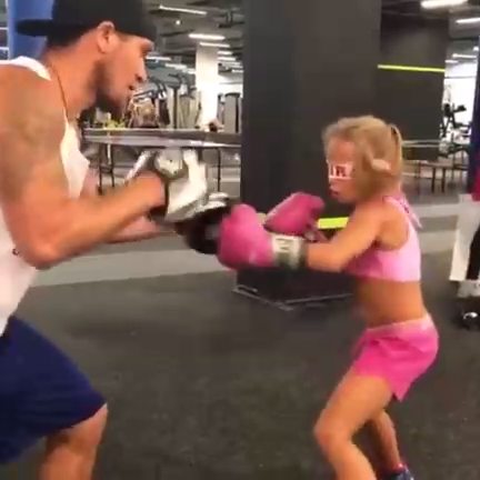 Тренировка юной спортсменки смотреть онлайн