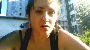 Девушка ремонтирует авто ваз 2109. Проблема в ремонте