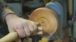 Точение декоративной тарелки из сувели сосны. Невероятная текстура