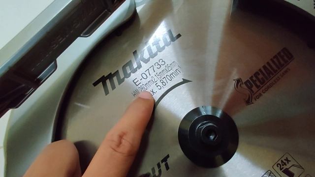 Makita RS002G Cordless Rear Handle Saw 40V, 260mm , Magnesium Body смотреть онлайн