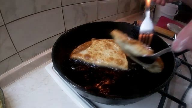 Быстрый обед Чебуреки с картошкой. Использую вчерашние заготовки.