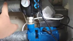 Установка насоса повышения давления на улице.