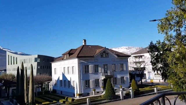 Лихтенштейн - маленькая страна в Альпах