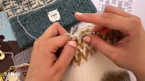 Ложный жаккард. Вяжем «Шапку Блогера». Жаккард по кругу. Смена цвета. Два варианта макушек