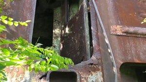 Заброшенная железная дорога. Тепловоз Стрела ТЭП-10. Заброшенные вагоны.