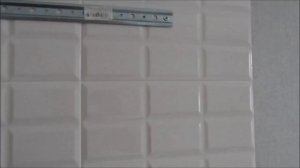 Навешивание кухонного шкафчика и регулировка створок дверей