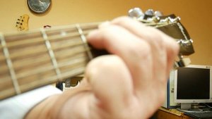 Простые уроки гитары для начинающих| Аккорд Е (Ми мажор) и первая песня на  аккордах!