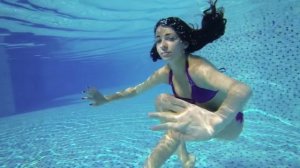 Красивая девушка под водой - красиво!