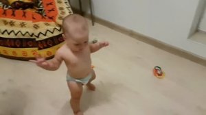 Топает малыш)
