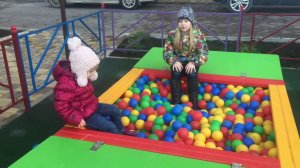 VLOG Алина идет в гости и гуляет на площадке c Соней