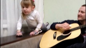Девочка в 4 года,поёт песню В.Цоя под гитару!!