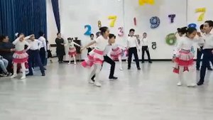Танец с классным руководителем.  Ученики частной школы