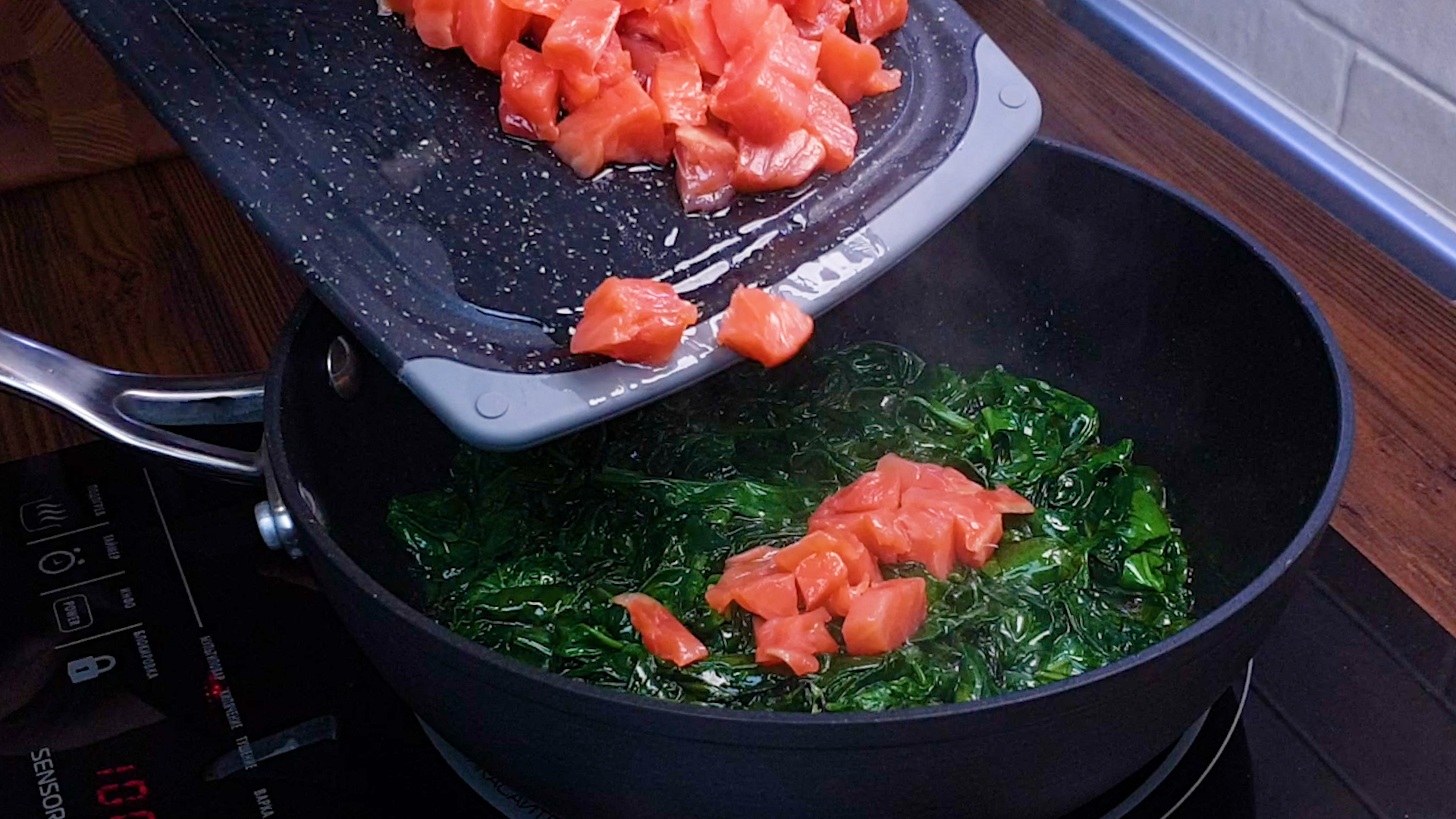 Как приготовить пасту с лососем в сливочном соусе. How to cook pasta with salmon in a creamy sauce. смотреть онлайн