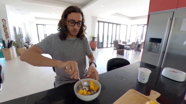 VLOG #6: последний месяц в Таиланде, необычное знакомство на пляже и вечеринка для дочек.